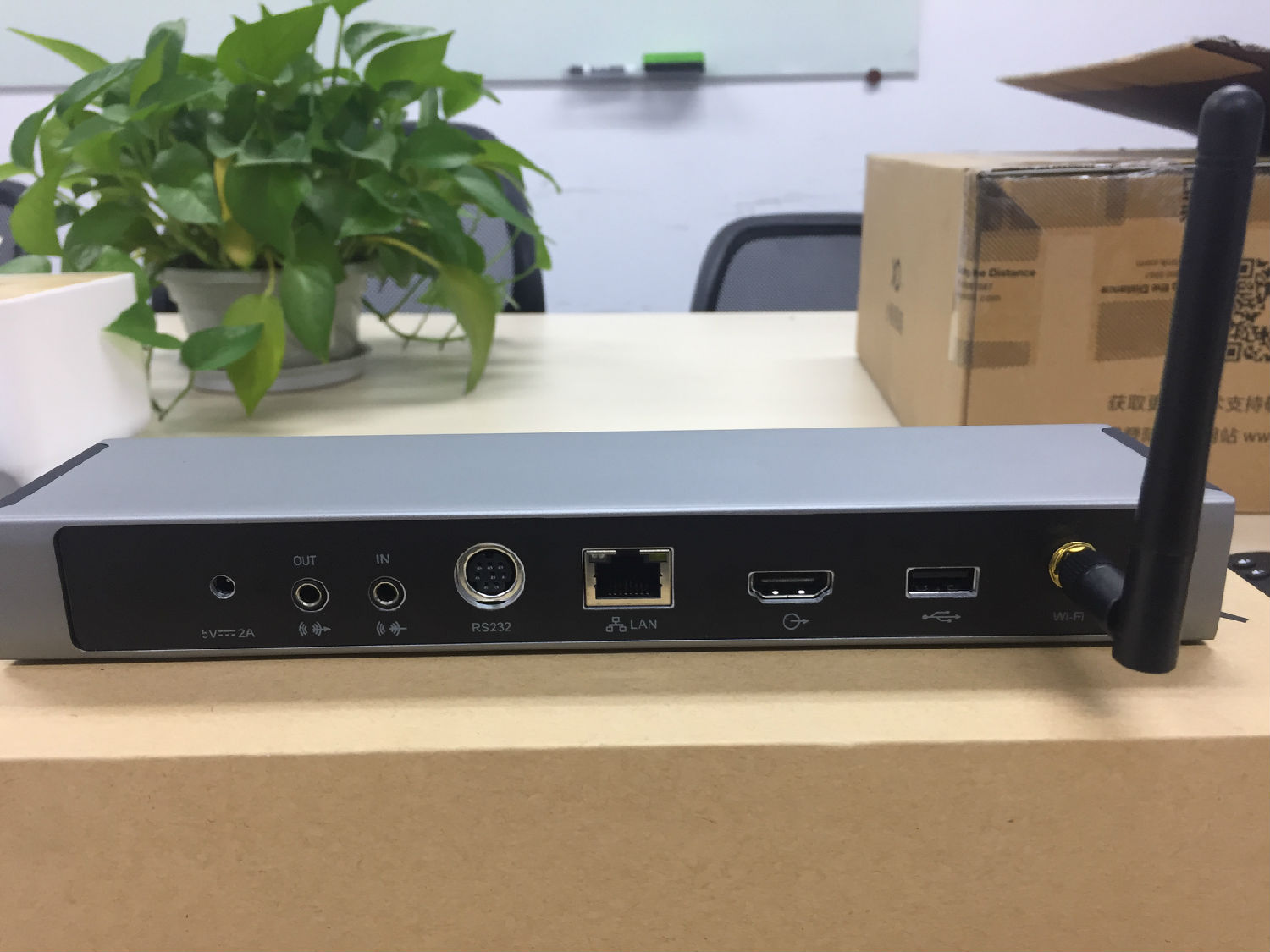 电源接口，音频输入输出接口，RS232串口，网络接口，视频输出HDMI接口，USB接口，WIFI。