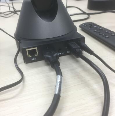 摄像头线路连接：左起，HDMI信号输出（另端连接主机信号输入接口），摄像头控制线，摄像机电源线