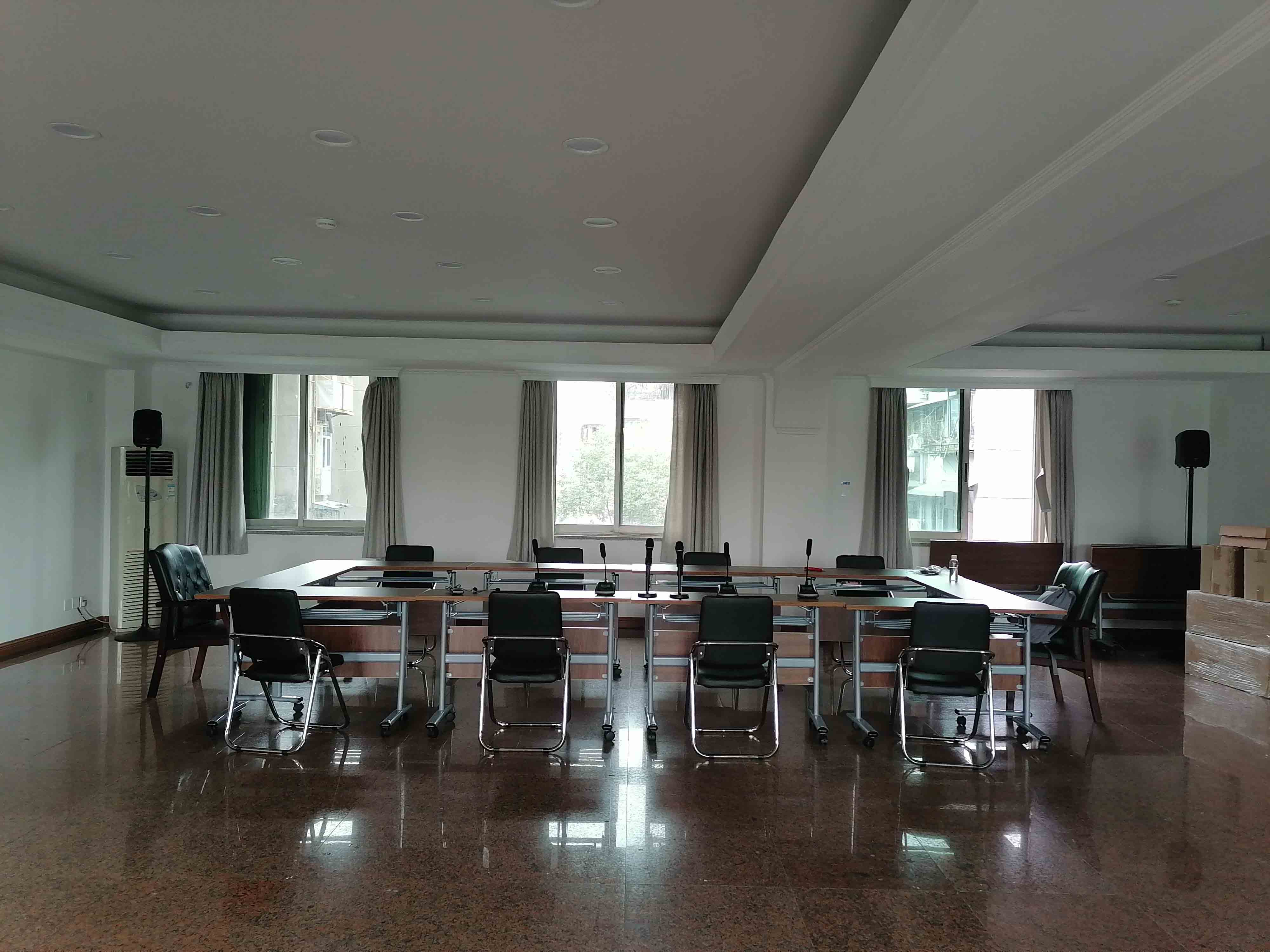 会议室使用投影仪，如何解决声音的问题