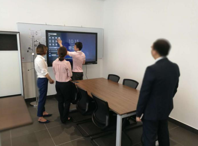 91免费黄网站小哥用心为客户培训讲解