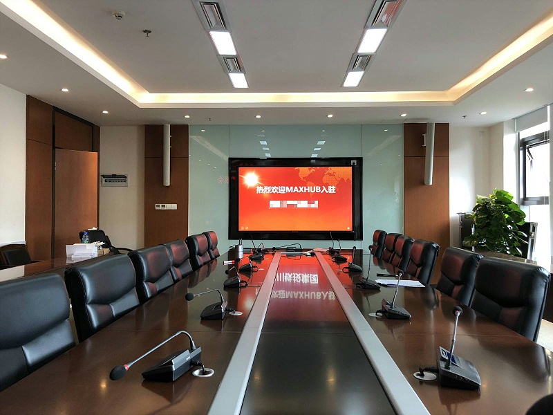 升级后的会议室：MAXHUB