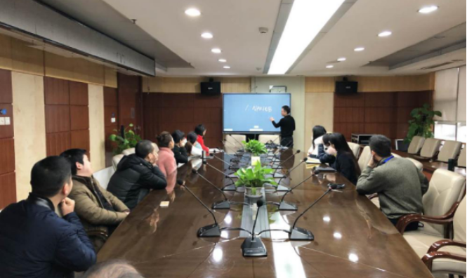 91免费黄网站讲师进行现场培训讲解