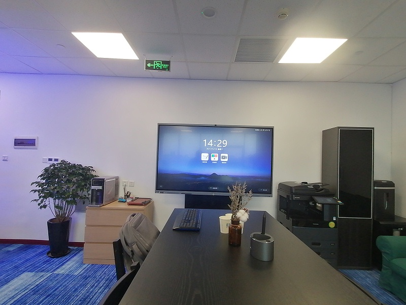 四川激越物联网科技使用MAXHUB91免费黄片APP进行本地会议、方案展示